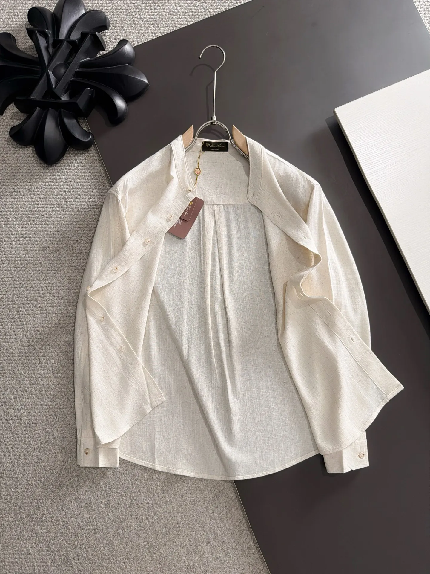 Next day shipment LP high quality Loro Piana 26ss autumn and winter New Arrival linen shirt set Made of one-on-one combed cotton yarn knitted linen fabrics, no pressure in and out of the counter Exclusive control of raw materials It feels substantial when weighed, and the upper body is more textured than ordinary T-shirts. This texture can cope with the weather easily and is suitable for both hot and cold! Loose fit design, looks noble. The only correct version is available Size: M to XXXL